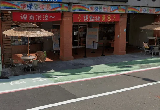 娃娃機店夾入口旁